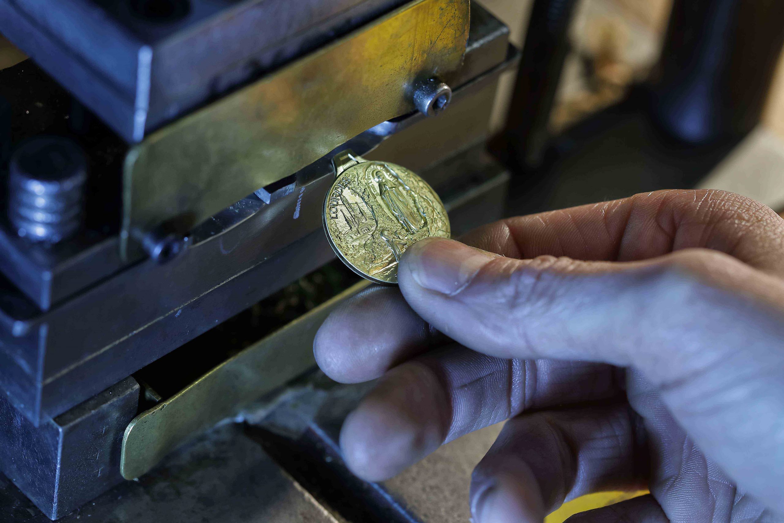 Martineau Perçage médaille ND de Lourdes fabrication française