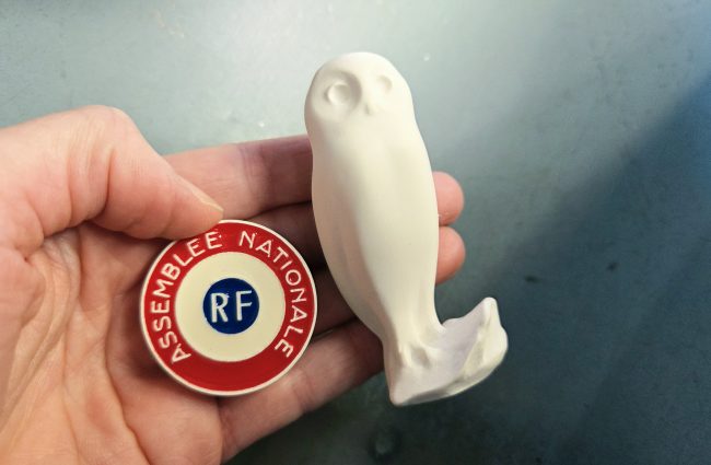 magnet résine Boutique de l'assemblée nationale et chouette Pompon